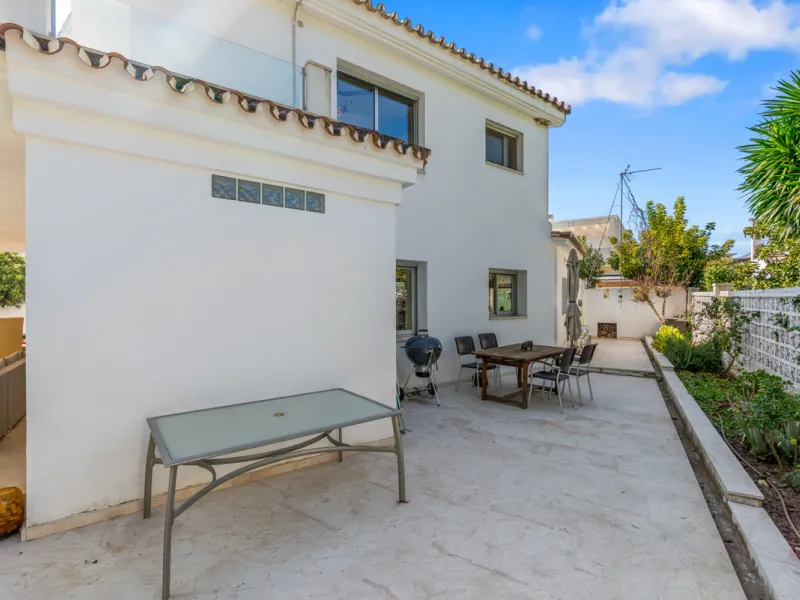 Detached beachside home in San Pedro, set opposite the woodland area and Roman ruins, and within easy walking distance of amenities, the beach, restaurants and the town centre.