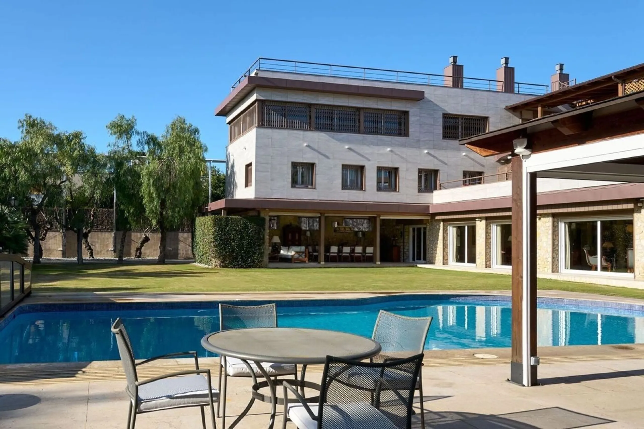 Spacious and elegant villa with pool in Terramar, Sitges