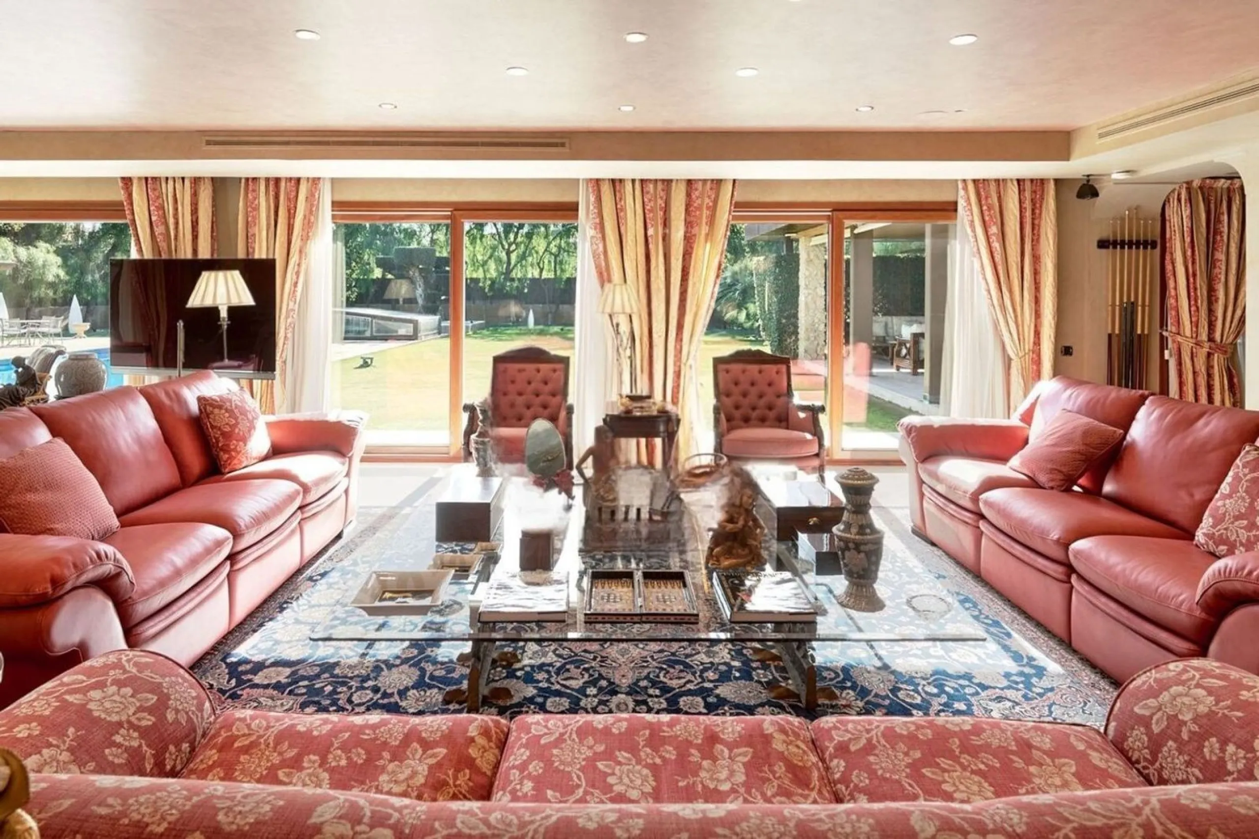 Spacious and elegant villa with pool in Terramar, Sitges