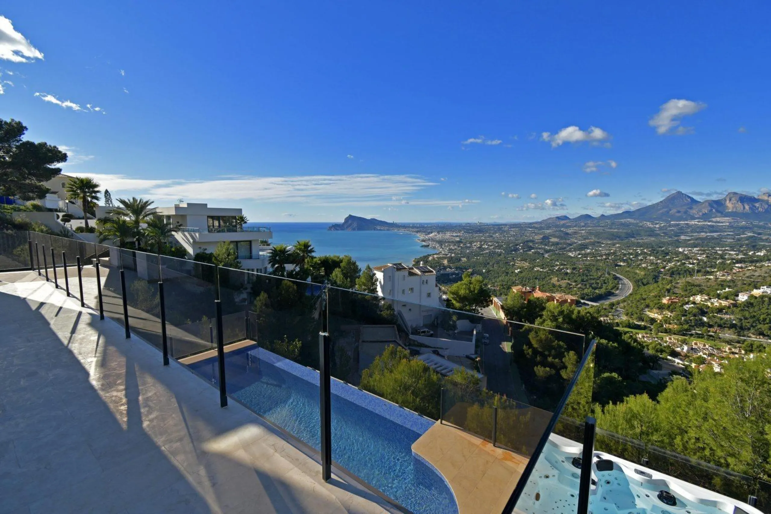 Luxury villa with views of the sea and the mountains