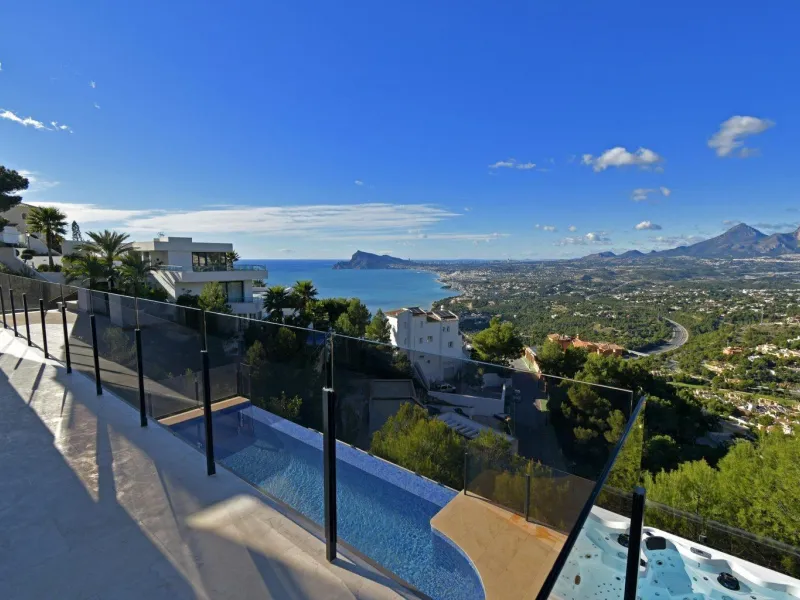 Luxury villa with views of the sea and the mountains