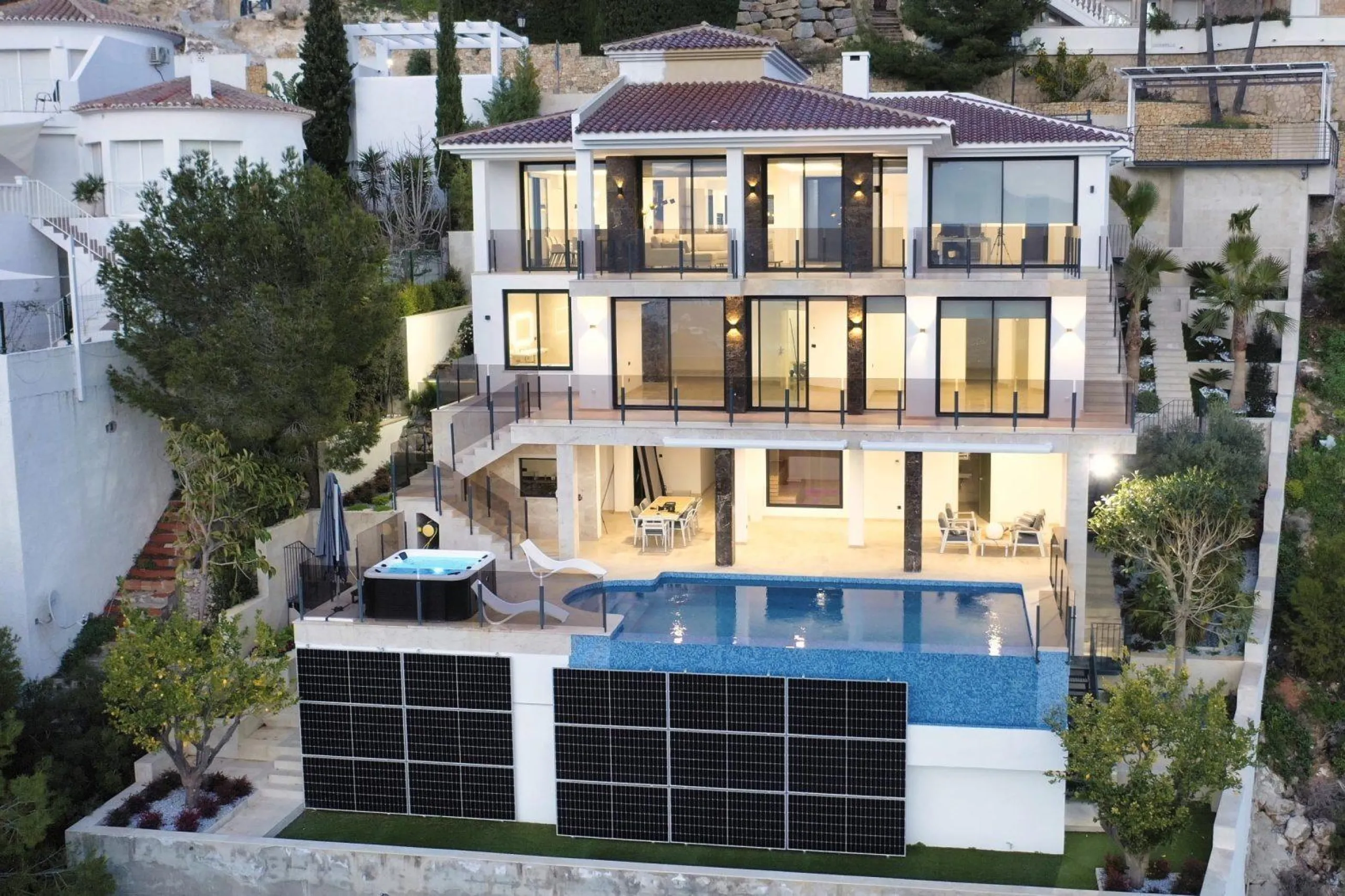 Luxury villa with views of the sea and the mountains
