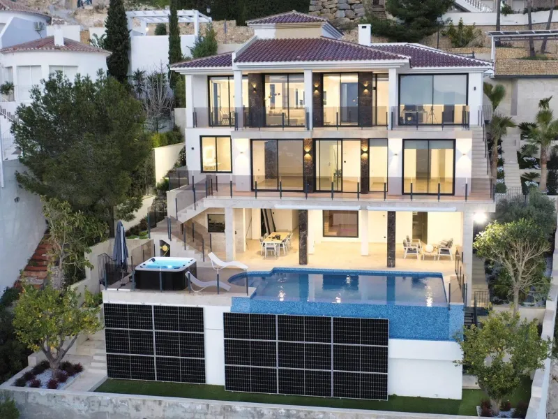 Luxury villa with views of the sea and the mountains