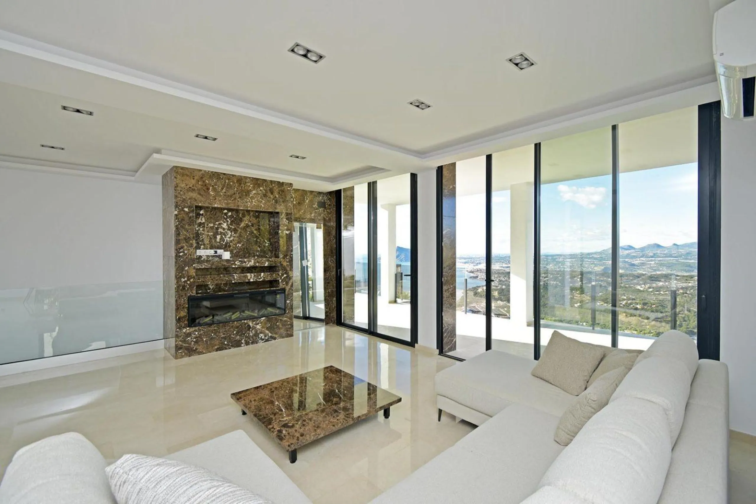 Luxury villa with views of the sea and the mountains