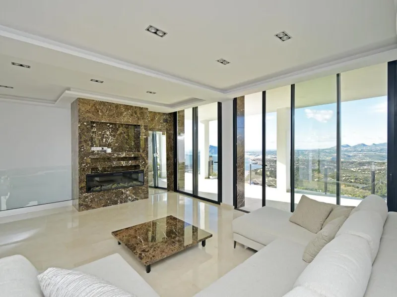 Luxury villa with views of the sea and the mountains