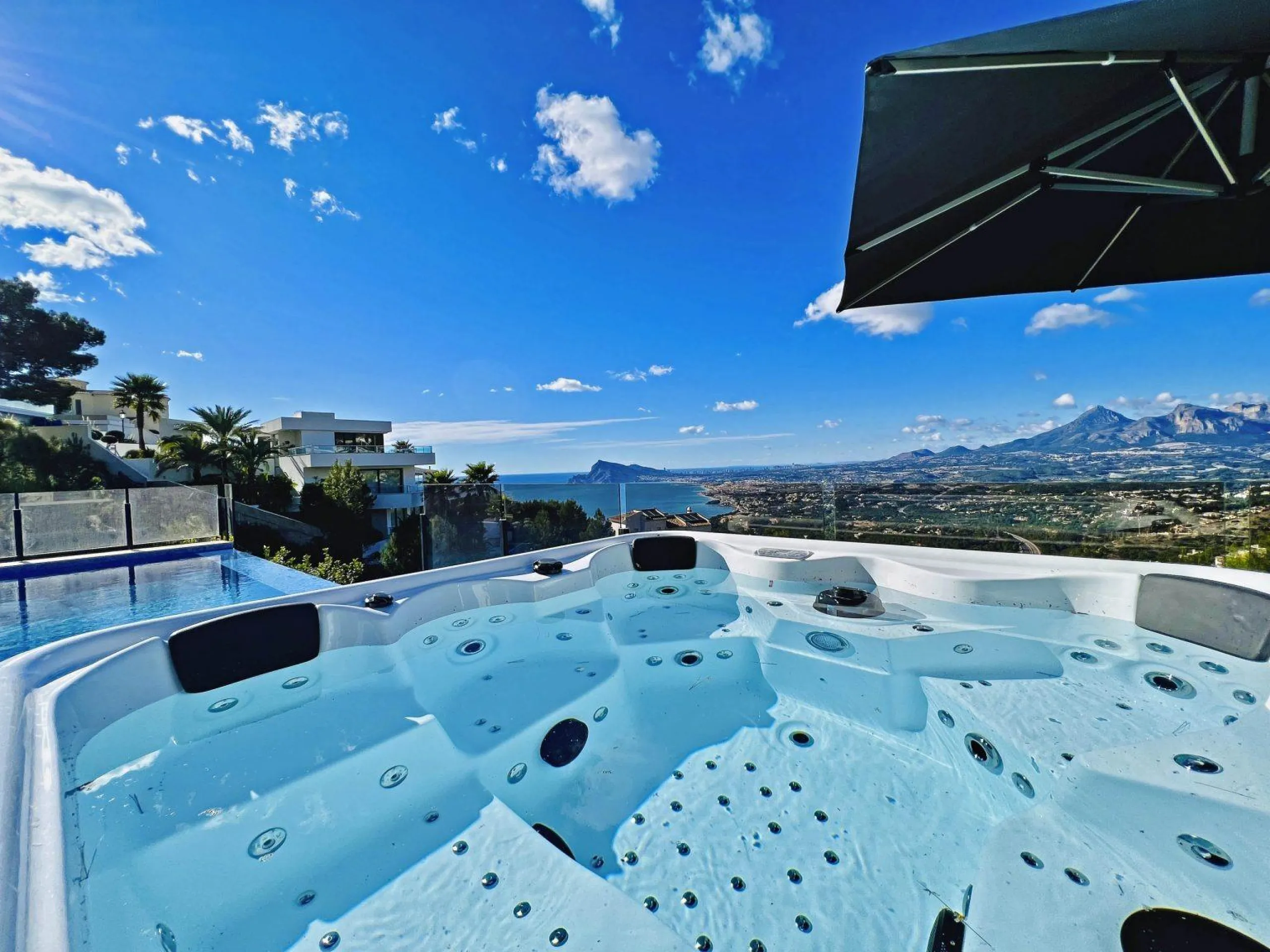 Luxury villa with views of the sea and the mountains