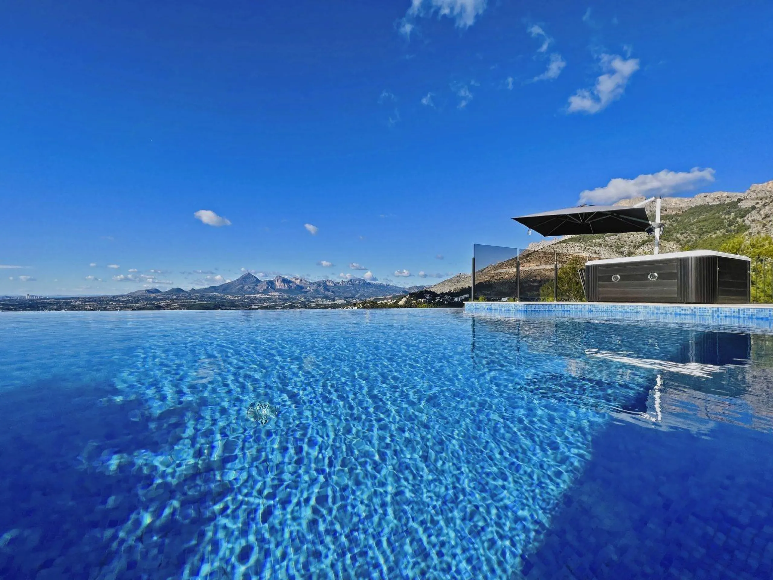 Luxury villa with views of the sea and the mountains