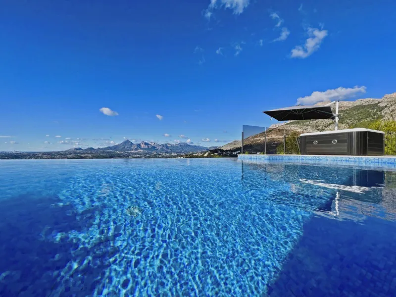 Luxury villa with views of the sea and the mountains