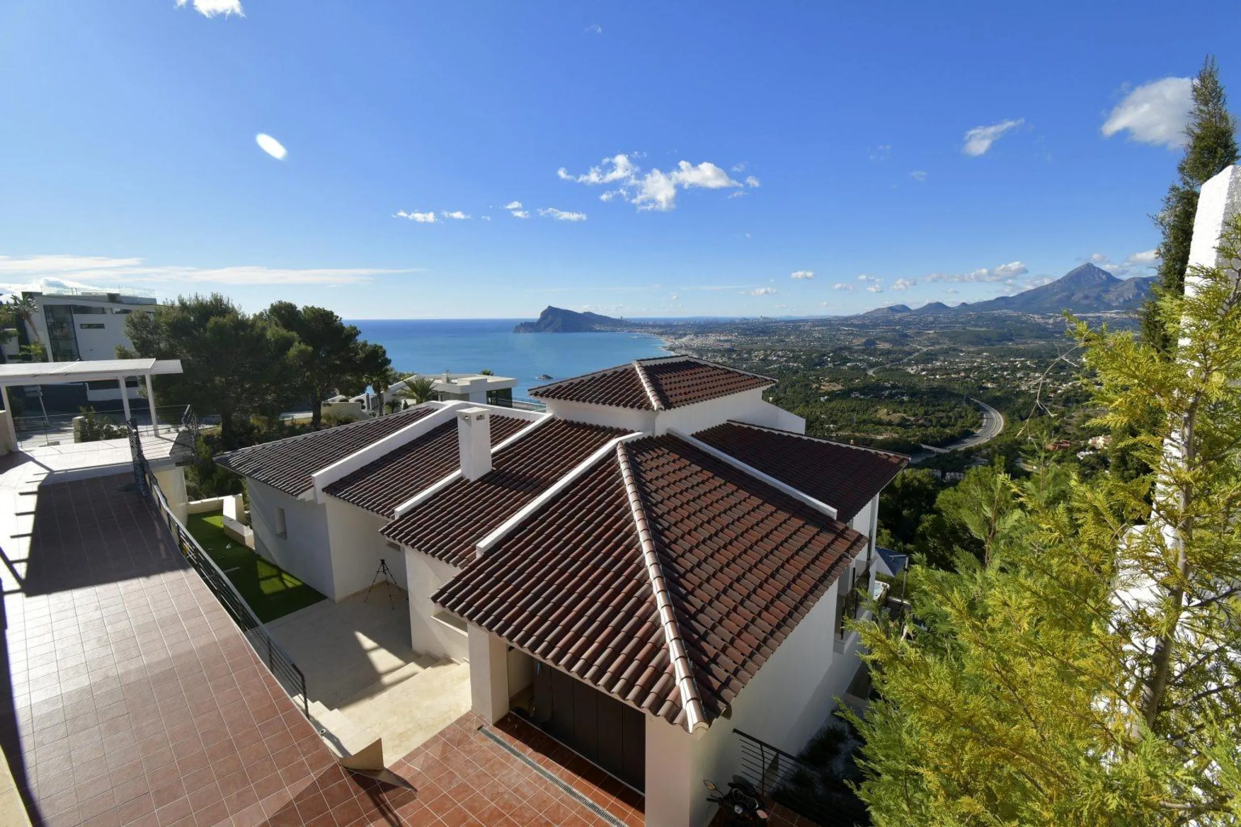Luxury villa with views of the sea and the mountains