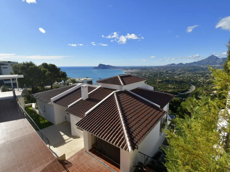 Luxury villa with views of the sea and the mountains