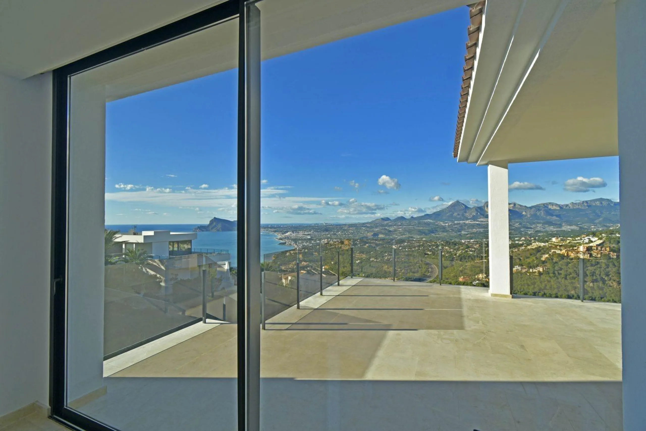 Luxury villa with views of the sea and the mountains