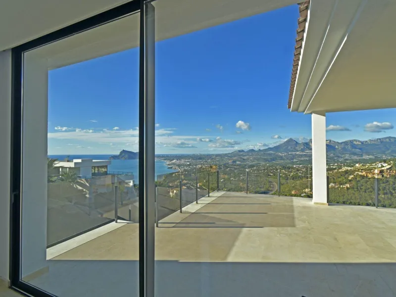 Luxury villa with views of the sea and the mountains