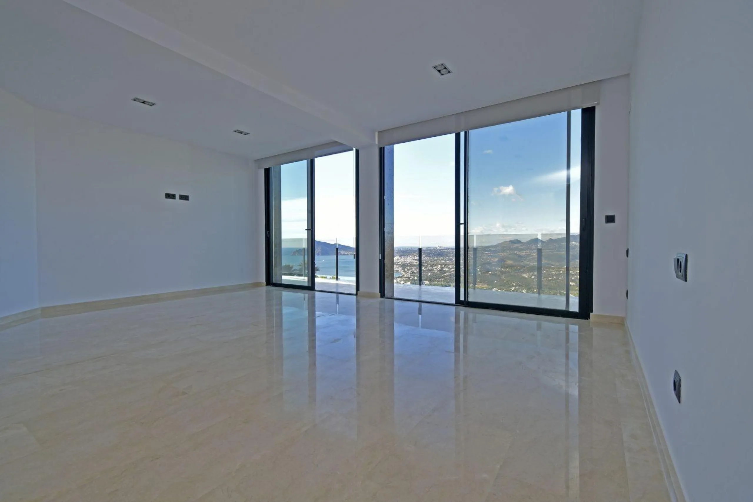 Luxury villa with views of the sea and the mountains