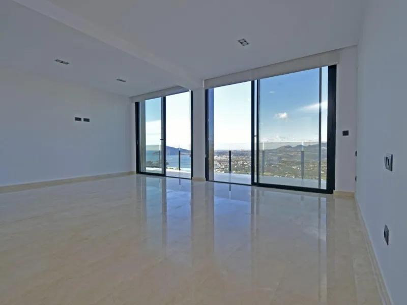 Luxury villa with views of the sea and the mountains