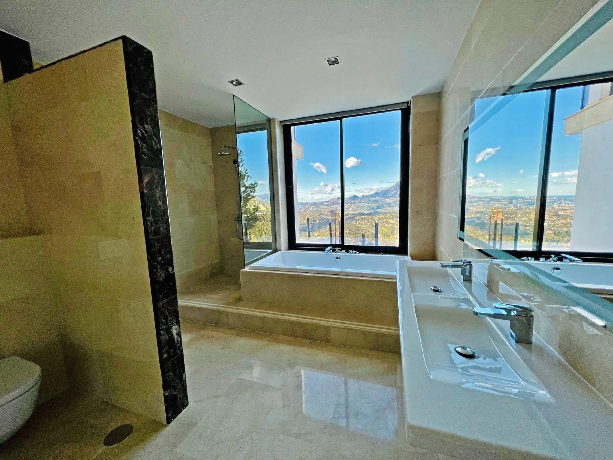 Luxury villa with views of the sea and the mountains