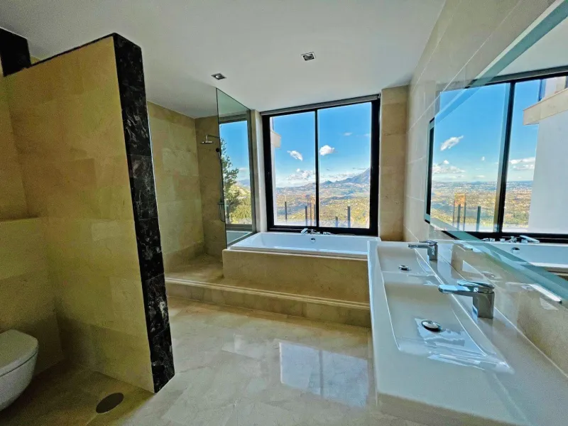 Luxury villa with views of the sea and the mountains