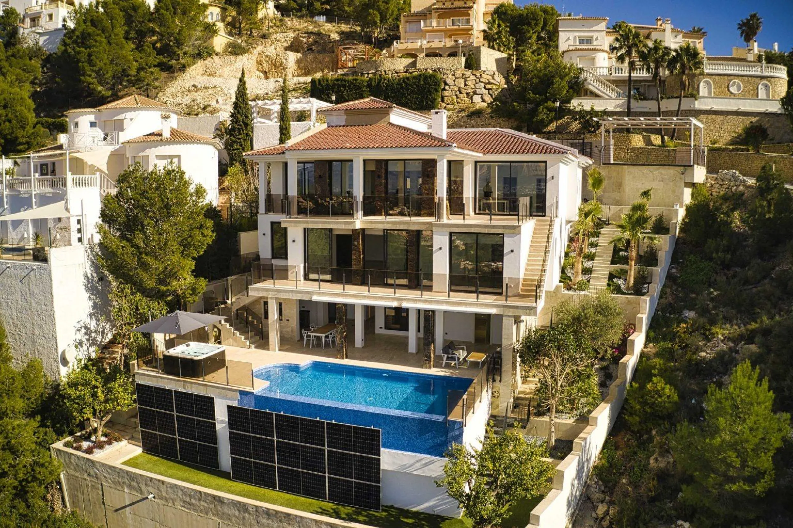Luxury villa with views of the sea and the mountains