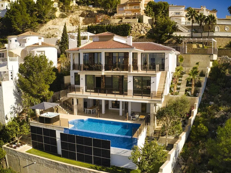 Luxury villa with views of the sea and the mountains