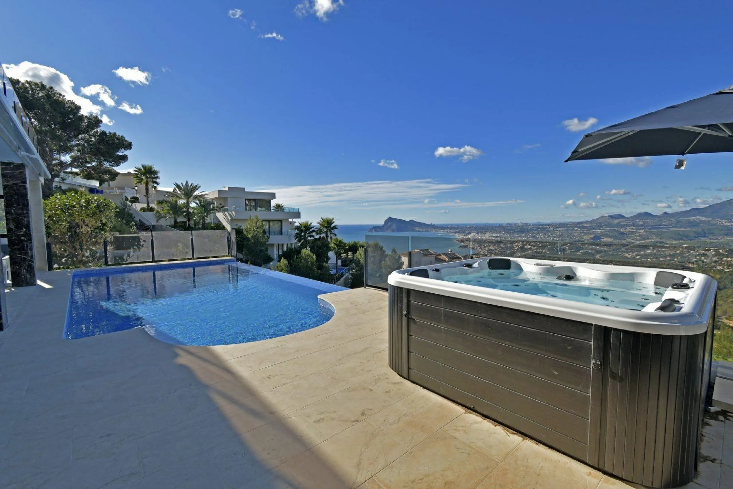 Luxury villa with views of the sea and the mountains