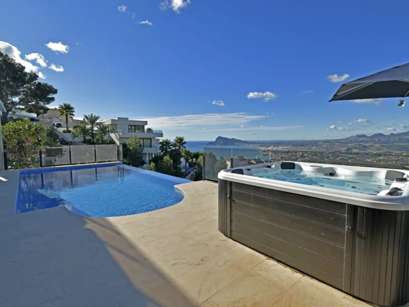 Luxury villa with views of the sea and the mountains