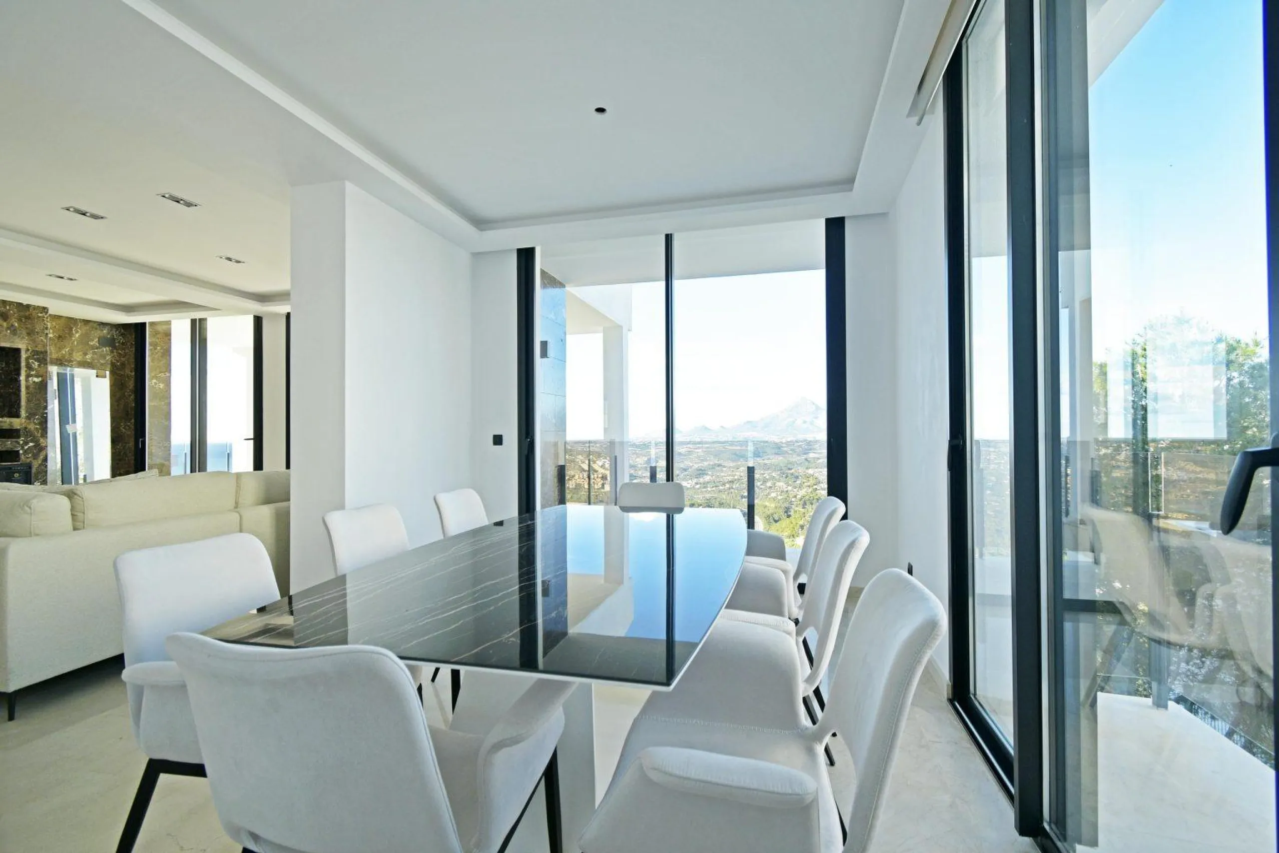 Luxury villa with views of the sea and the mountains