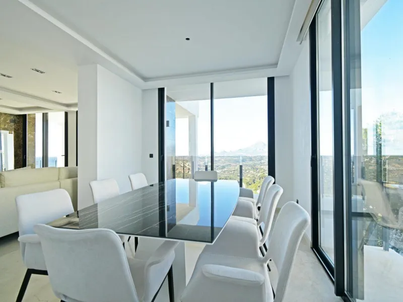 Luxury villa with views of the sea and the mountains