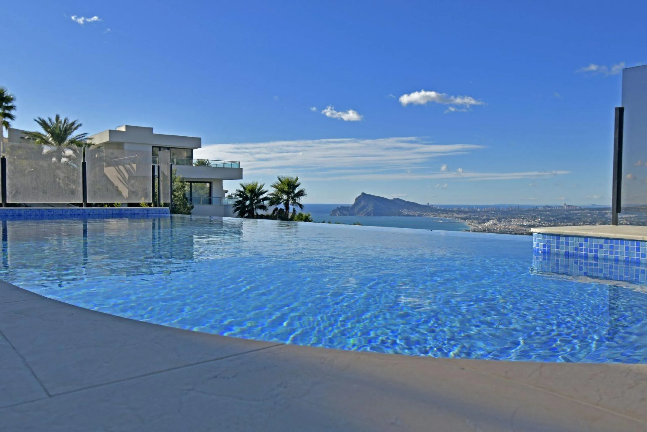 Luxury villa with views of the sea and the mountains