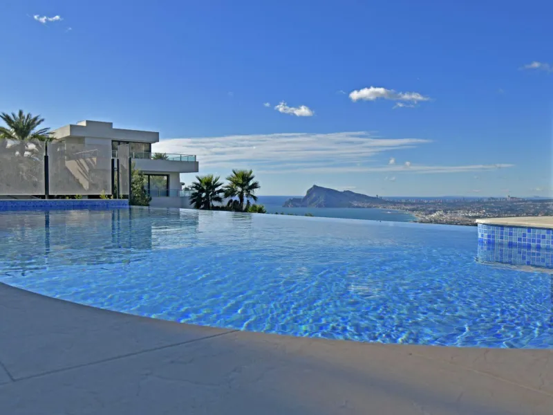 Luxury villa with views of the sea and the mountains
