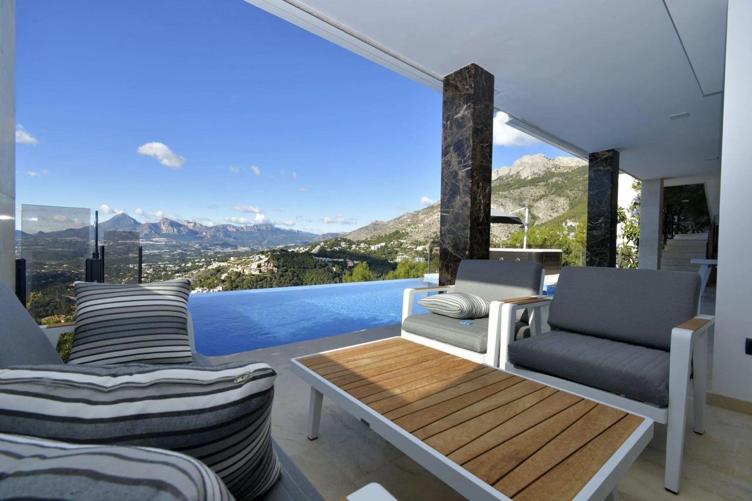Luxury villa with views of the sea and the mountains