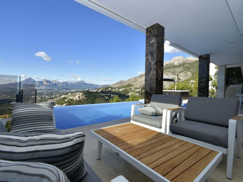 Luxury villa with views of the sea and the mountains