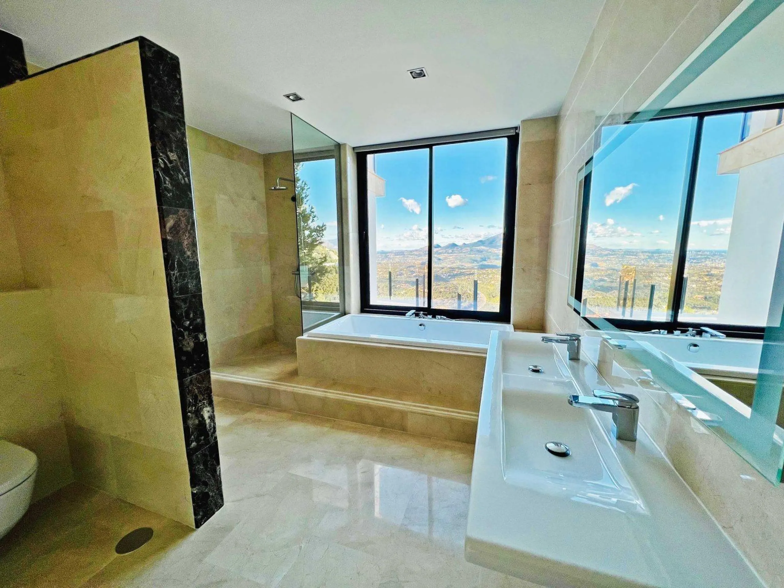 Luxury villa with views of the sea and the mountains