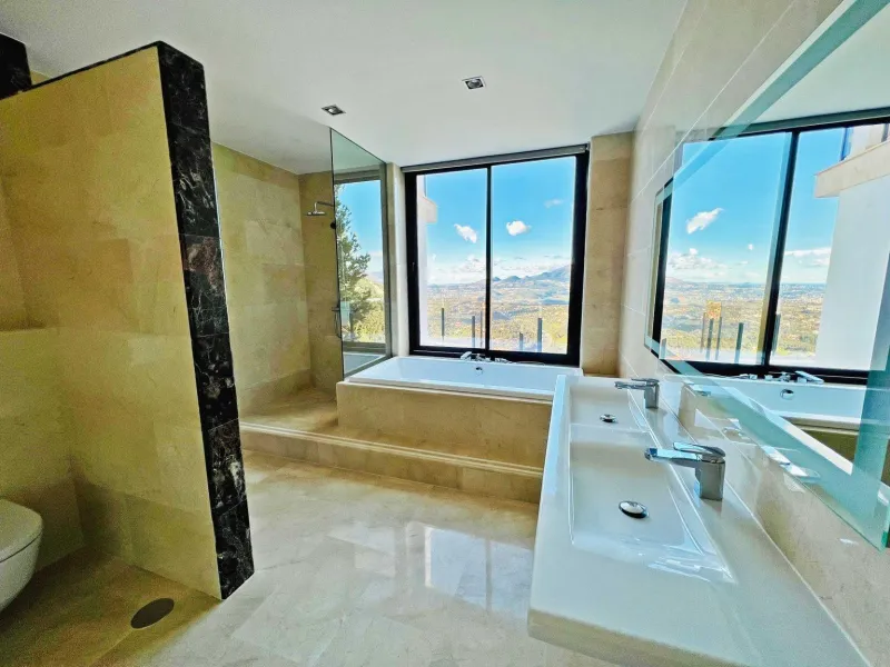 Luxury villa with views of the sea and the mountains
