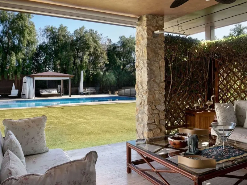 Spacious and elegant villa with pool in Terramar, Sitges