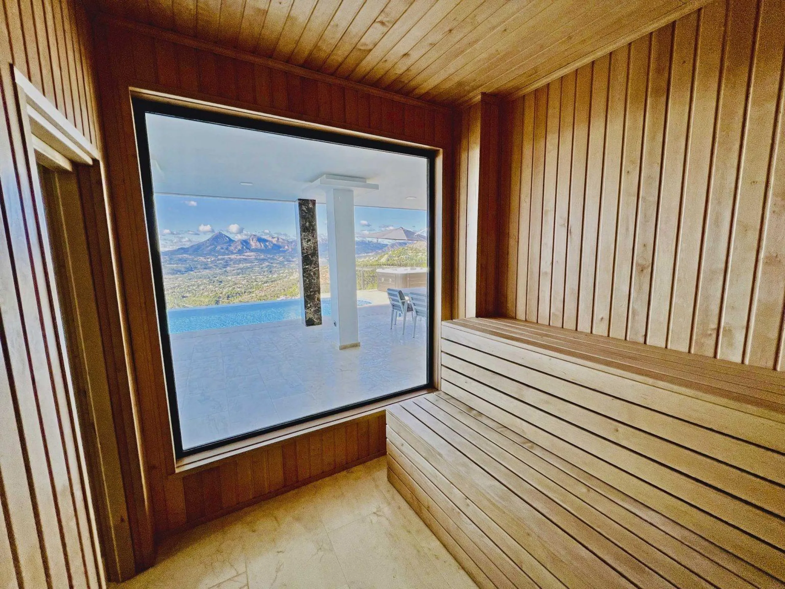 Luxury villa with views of the sea and the mountains