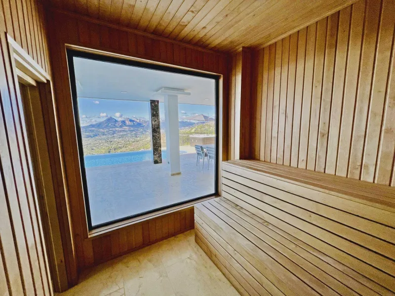 Luxury villa with views of the sea and the mountains