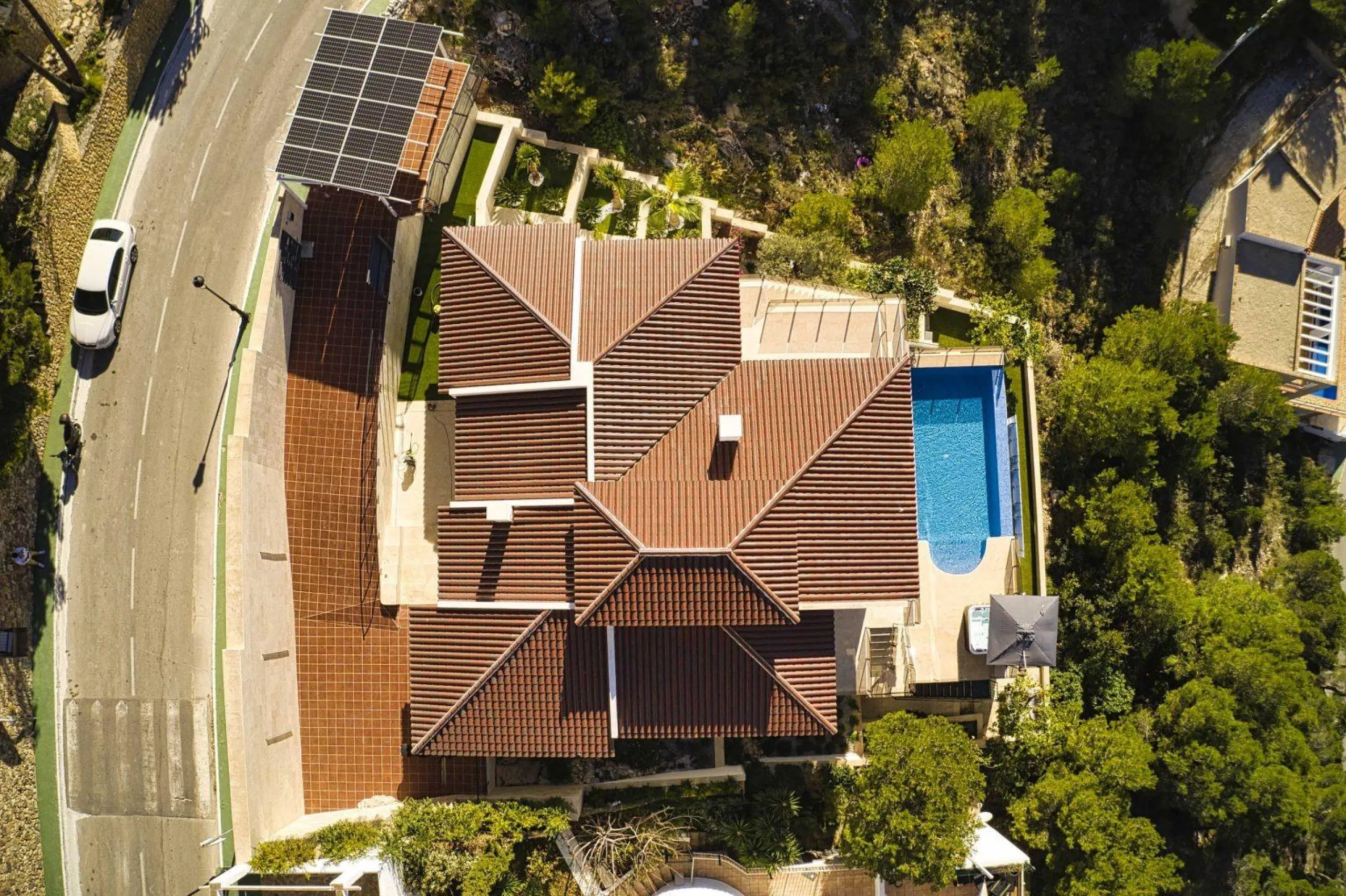 Luxury villa with views of the sea and the mountains