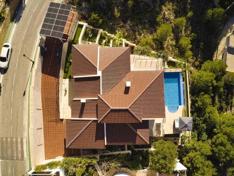 Luxury villa with views of the sea and the mountains