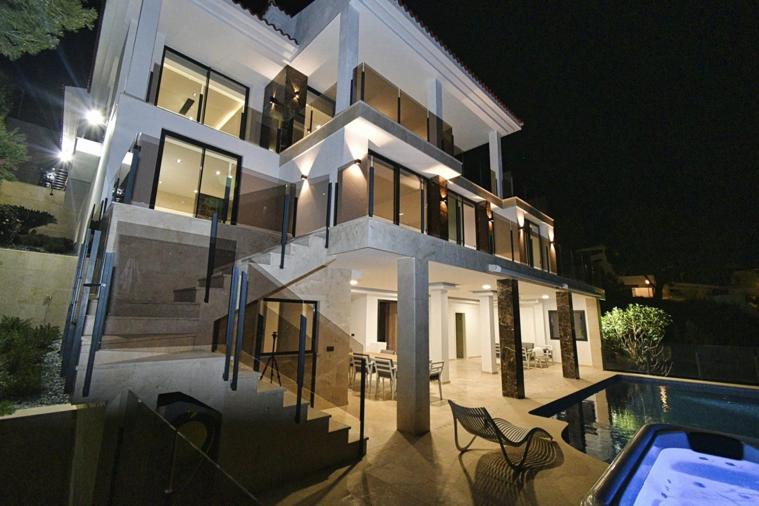 Luxury villa with views of the sea and the mountains