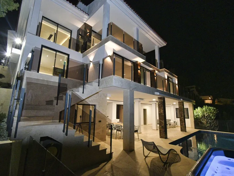 Luxury villa with views of the sea and the mountains