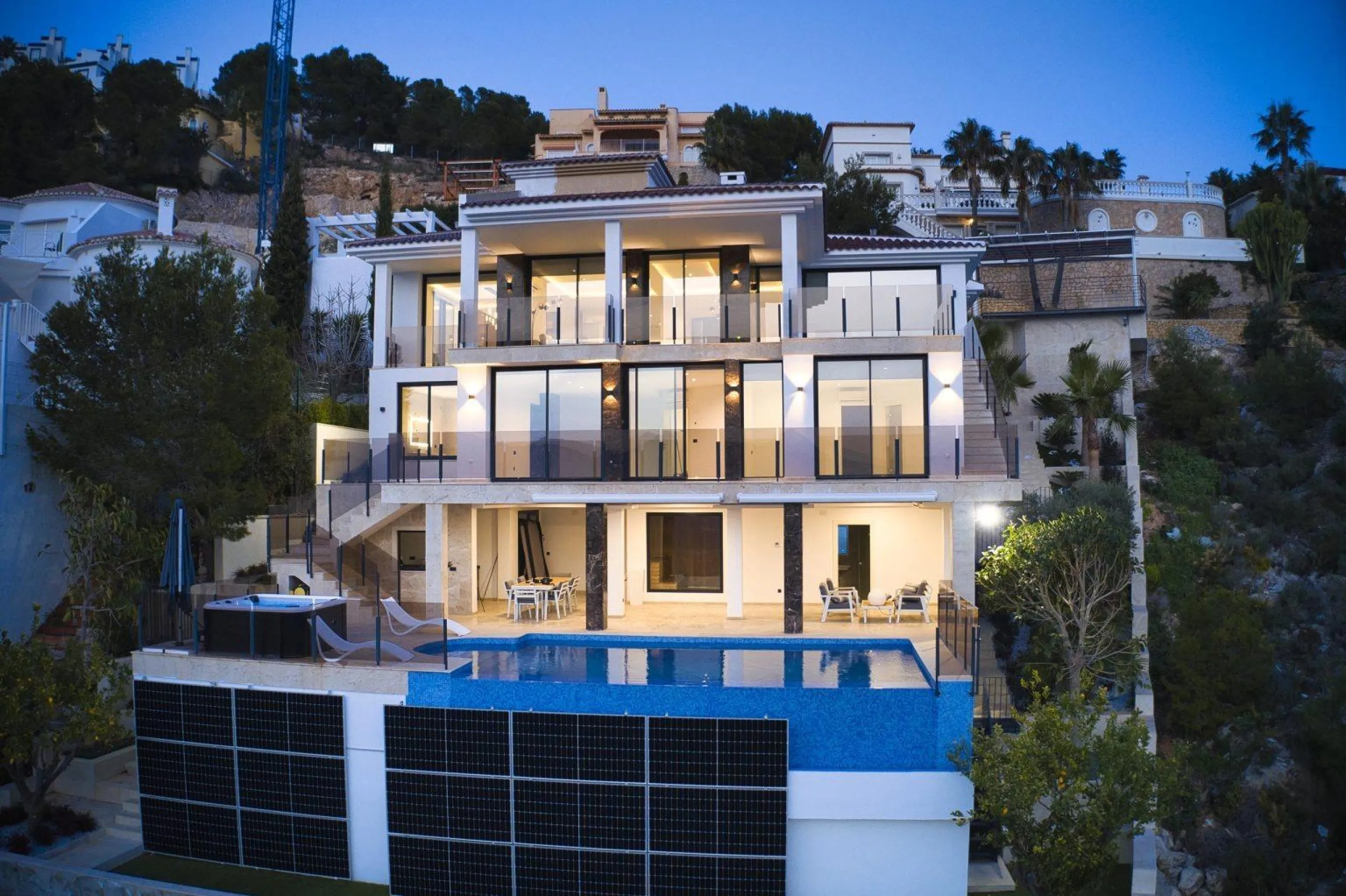 Luxury villa with views of the sea and the mountains