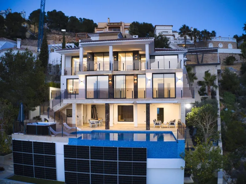 Luxury villa with views of the sea and the mountains