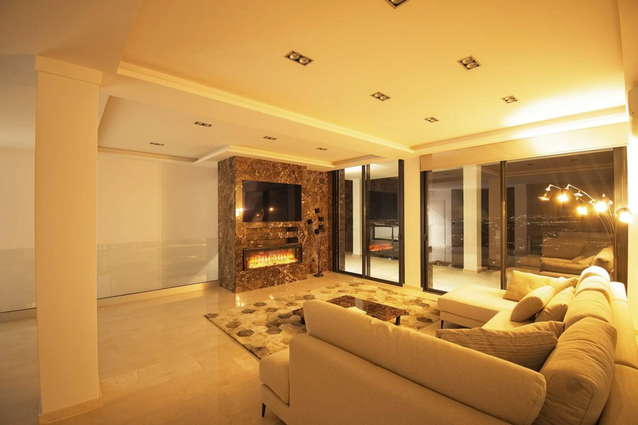 Luxury villa with views of the sea and the mountains