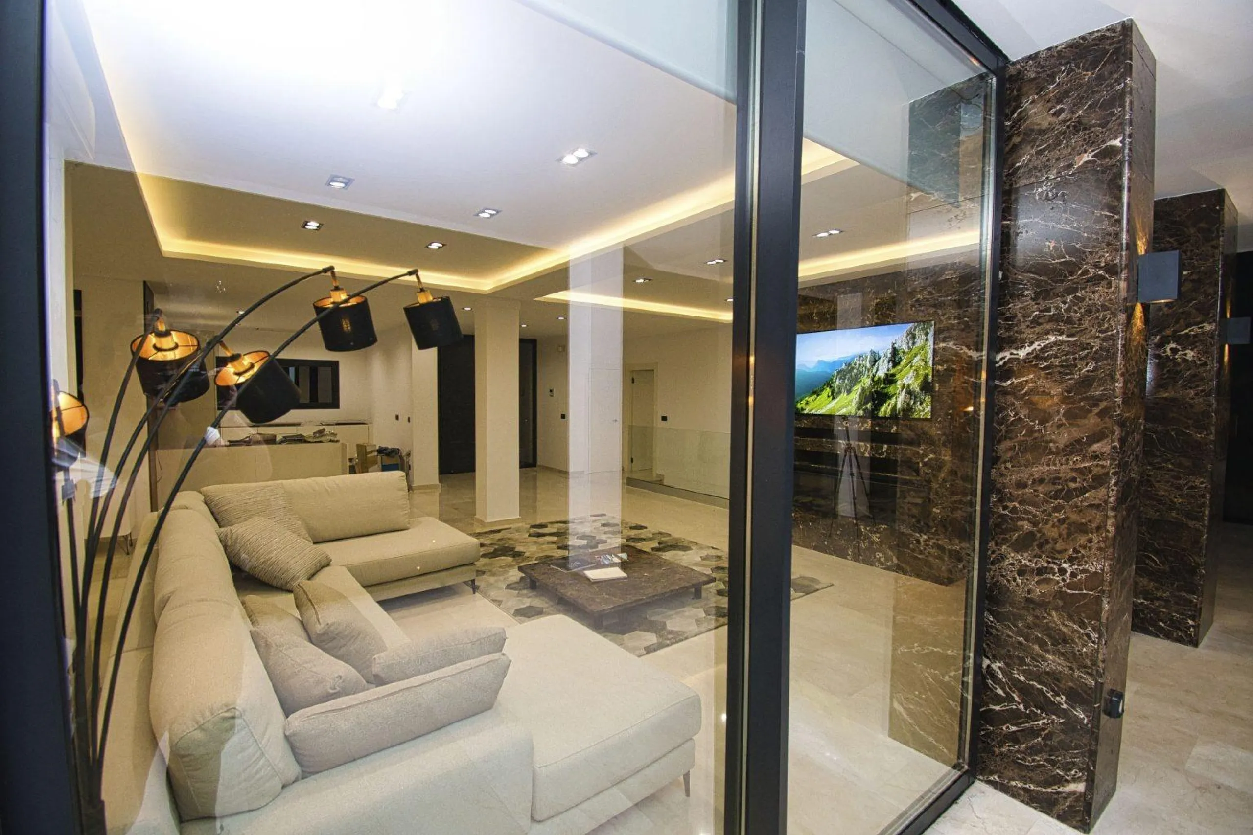 Luxury villa with views of the sea and the mountains