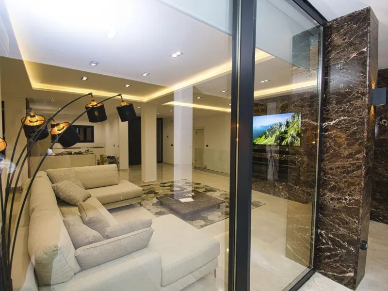 Luxury villa with views of the sea and the mountains