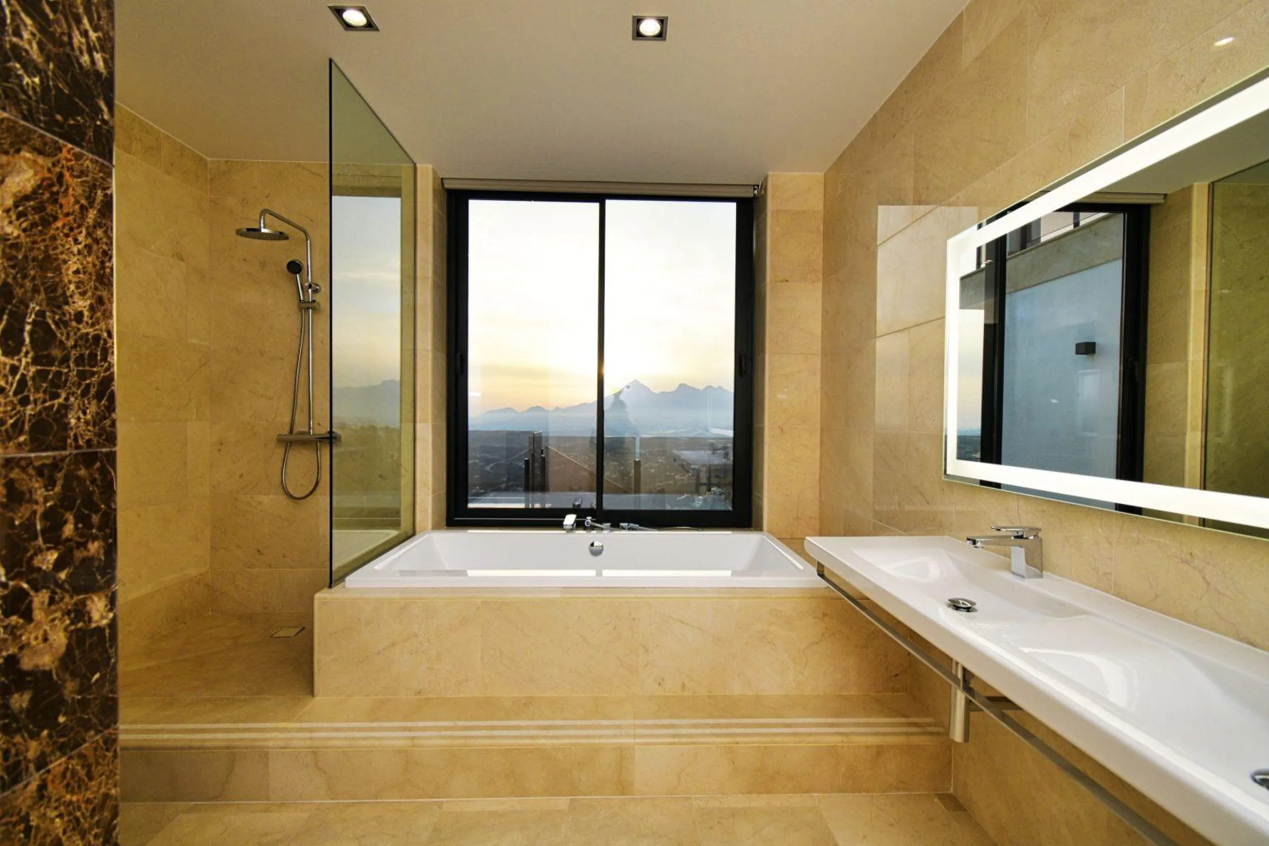 Luxury villa with views of the sea and the mountains
