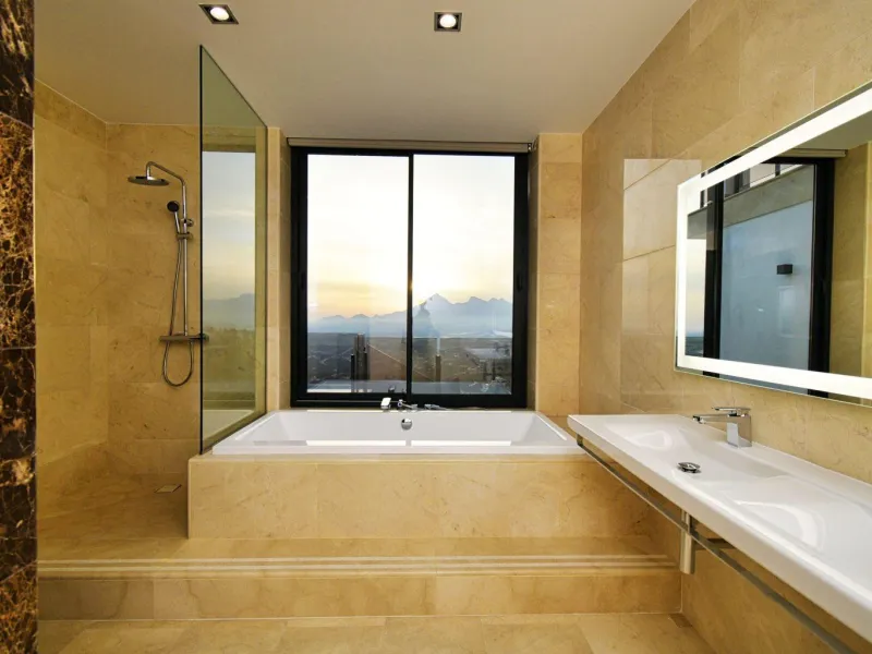 Luxury villa with views of the sea and the mountains