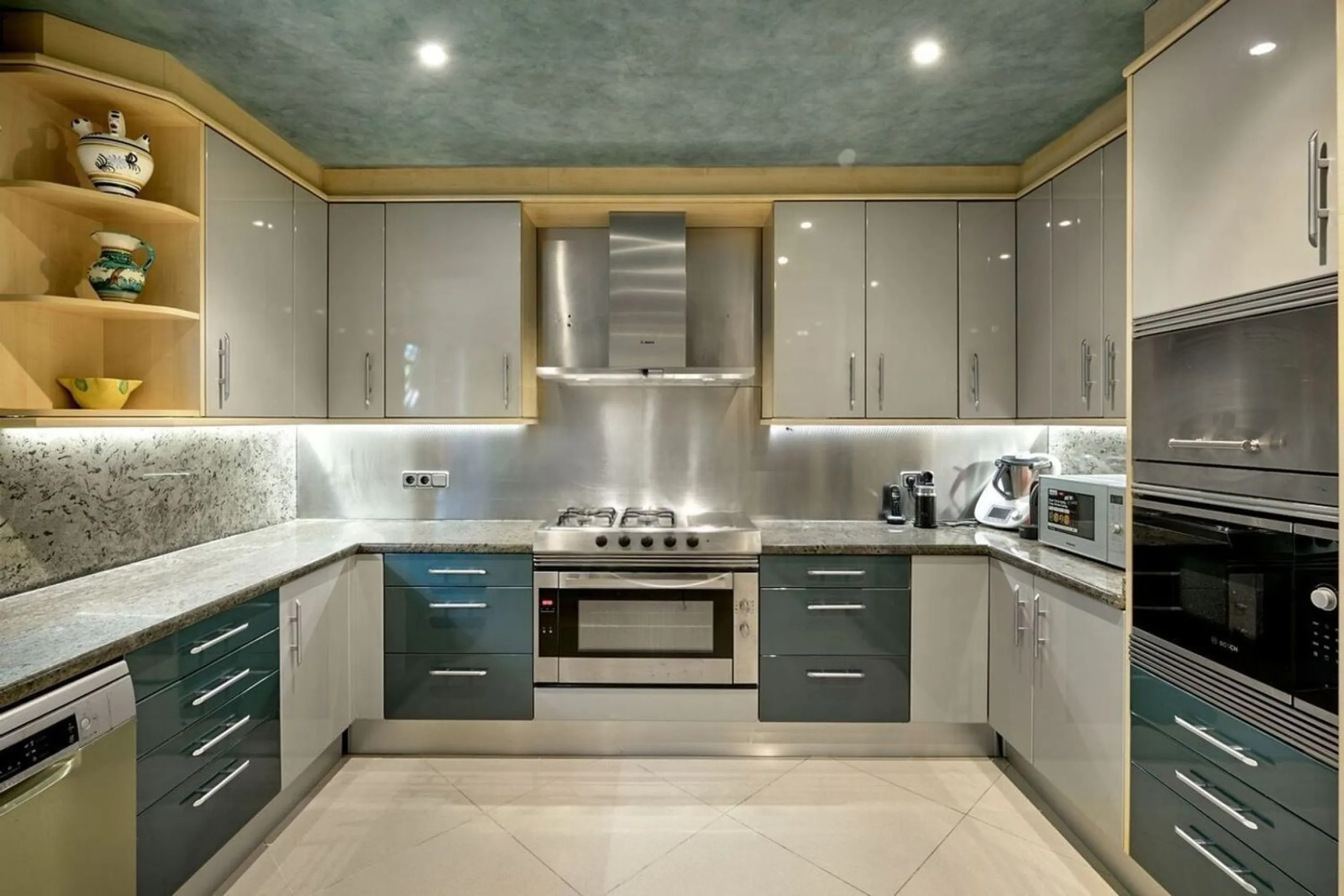 Spacious and elegant villa with pool in Terramar, Sitges