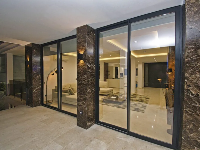 Luxury villa with views of the sea and the mountains