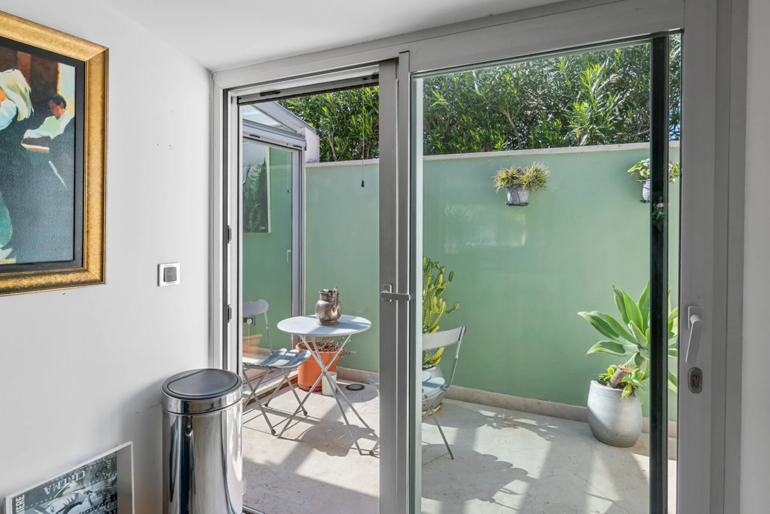 Detached beachside home in San Pedro, set opposite the woodland area and Roman ruins, and within easy walking distance of amenities, the beach, restaurants and the town centre.