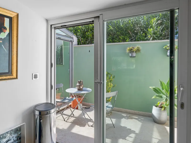 Detached beachside home in San Pedro, set opposite the woodland area and Roman ruins, and within easy walking distance of amenities, the beach, restaurants and the town centre.